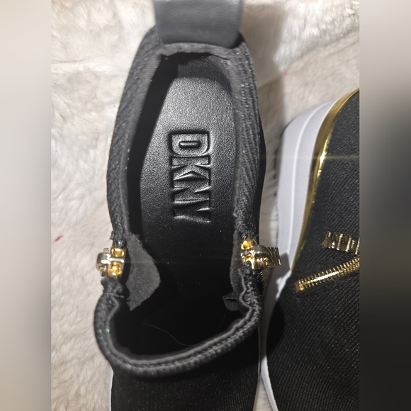 DKNY Donna Karan Black and Gold Sneakers NEW size 8.5 - Picture 8 of 11